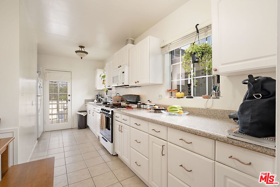 1644 Preuss Road Los Angeles, CA 90035 - Photo 23 of 41 Gallery Image 23