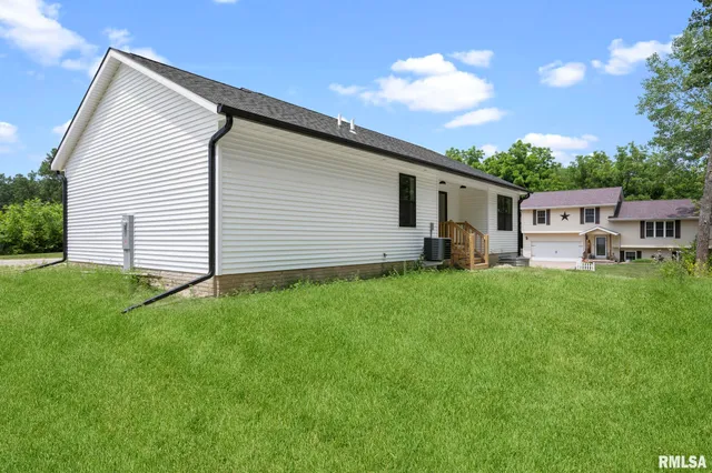 $325,000 | 813 Williams Way, Carbon Cliff, IL 61239