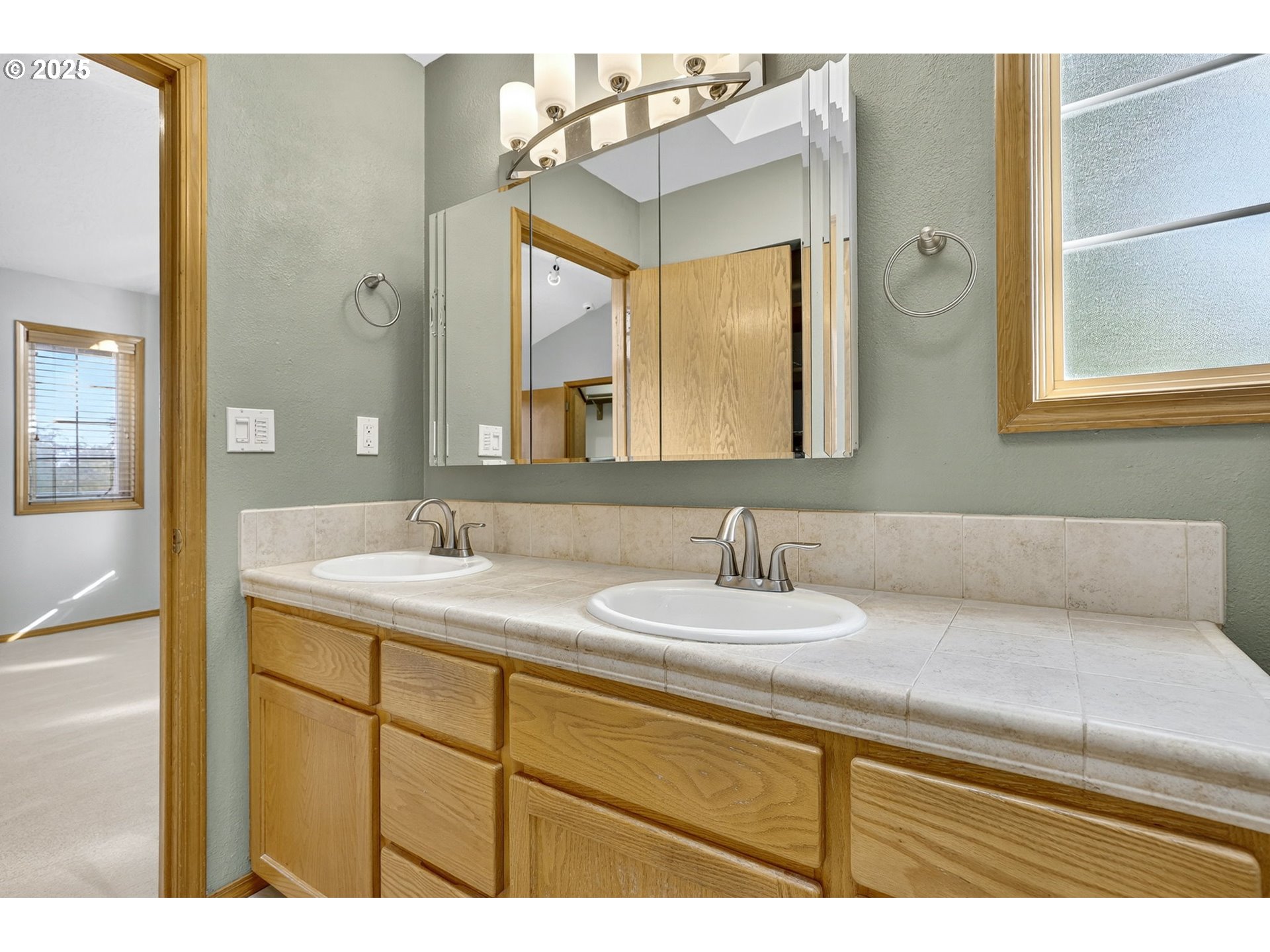 535 Northeast 24th Street Gresham, OR 97030 - Photo 25 of 42 Bathroom