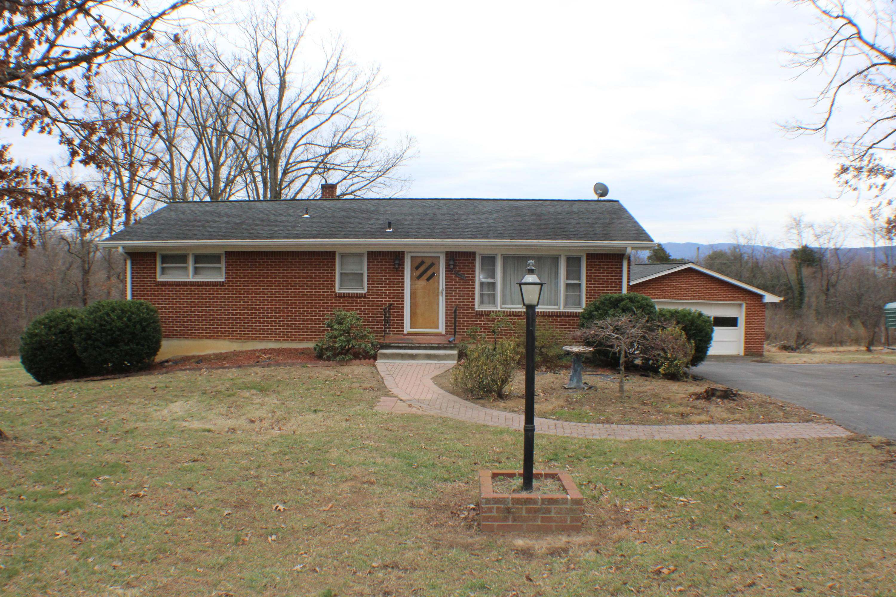 4918 Oak Road Northwest Roanoke, VA 24017 - Photo 2 of 34 IMG_0188