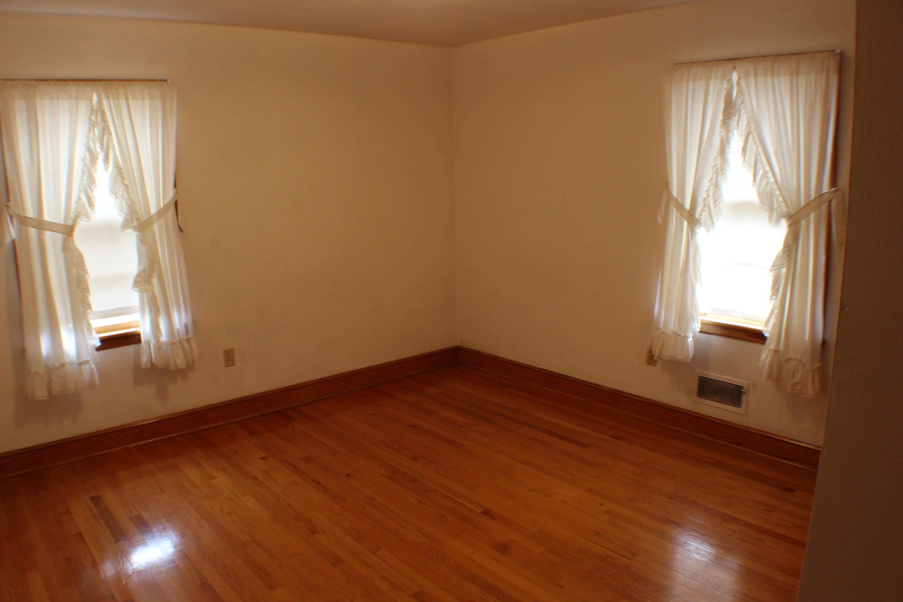 4918 Oak Road Northwest Roanoke, VA 24017 - Photo 21 of 34 BEDROOM / REAR LEFT