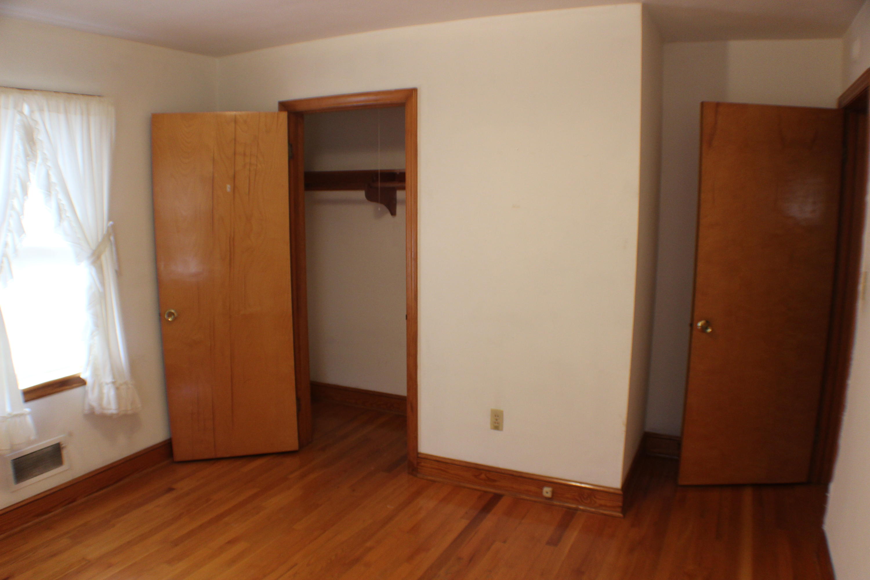 4918 Oak Road Northwest Roanoke, VA 24017 - Photo 22 of 34 BEDROOM / REAR LEFT