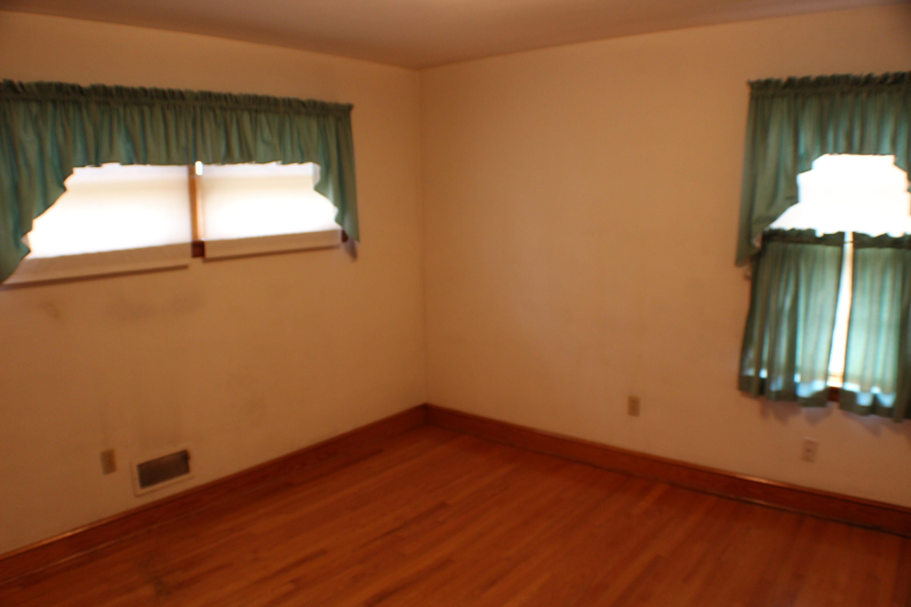 4918 Oak Road Northwest Roanoke, VA 24017 - Photo 24 of 34 BEDROOM / FRONT LEFT
