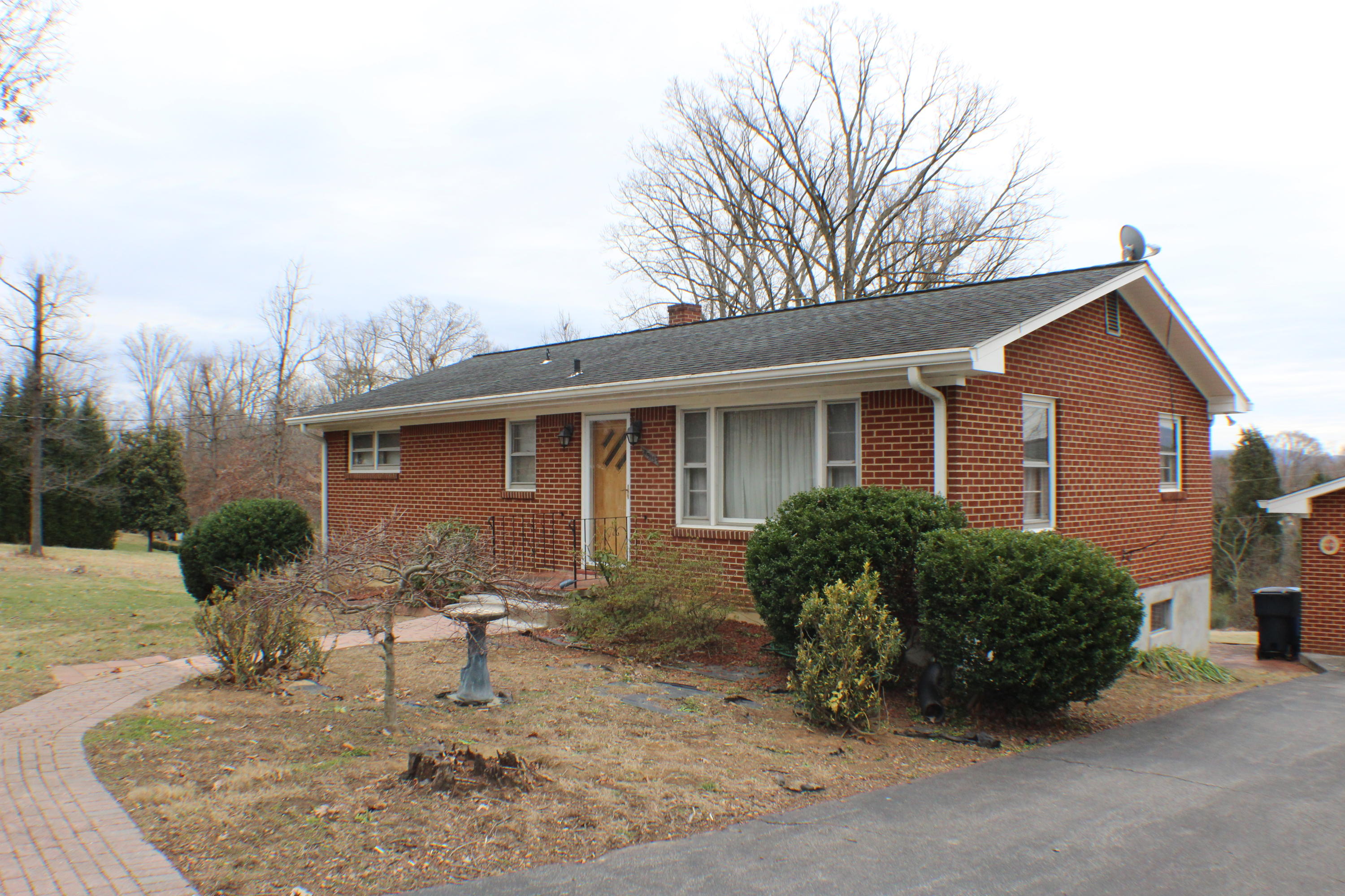 4918 Oak Road Northwest Roanoke, VA 24017 - Photo 3 of 34 IMG_0186