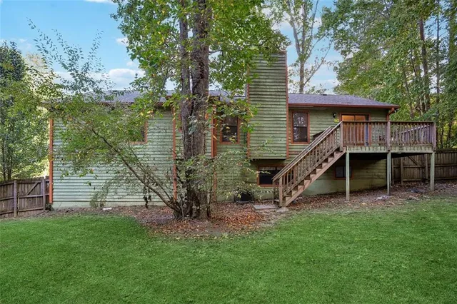 a view of a house with a backyard