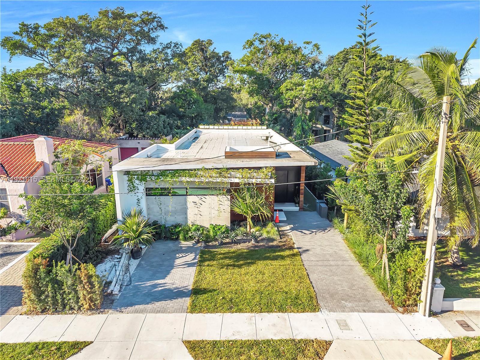 34 Southwest 26th Road Miami, FL 33129 - Photo 5 of 68