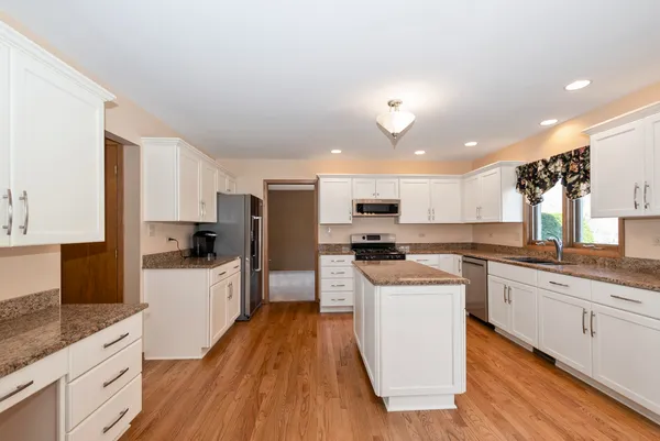 $649,000 | 10924 Beth Drive, Orland Park, IL 60467