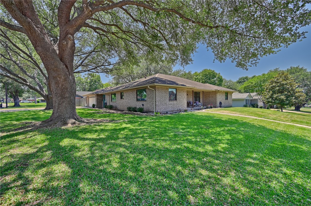 1600 Pecan Street Brenham, TX 77833 - Photo 2 of 33 Brick single story home featuring a large front and side lawn