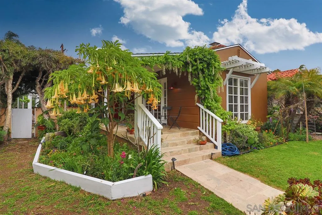 5004 Marlborough Drive San Diego, CA 92116 - Photo 4 of 25 a view of a house with a yard