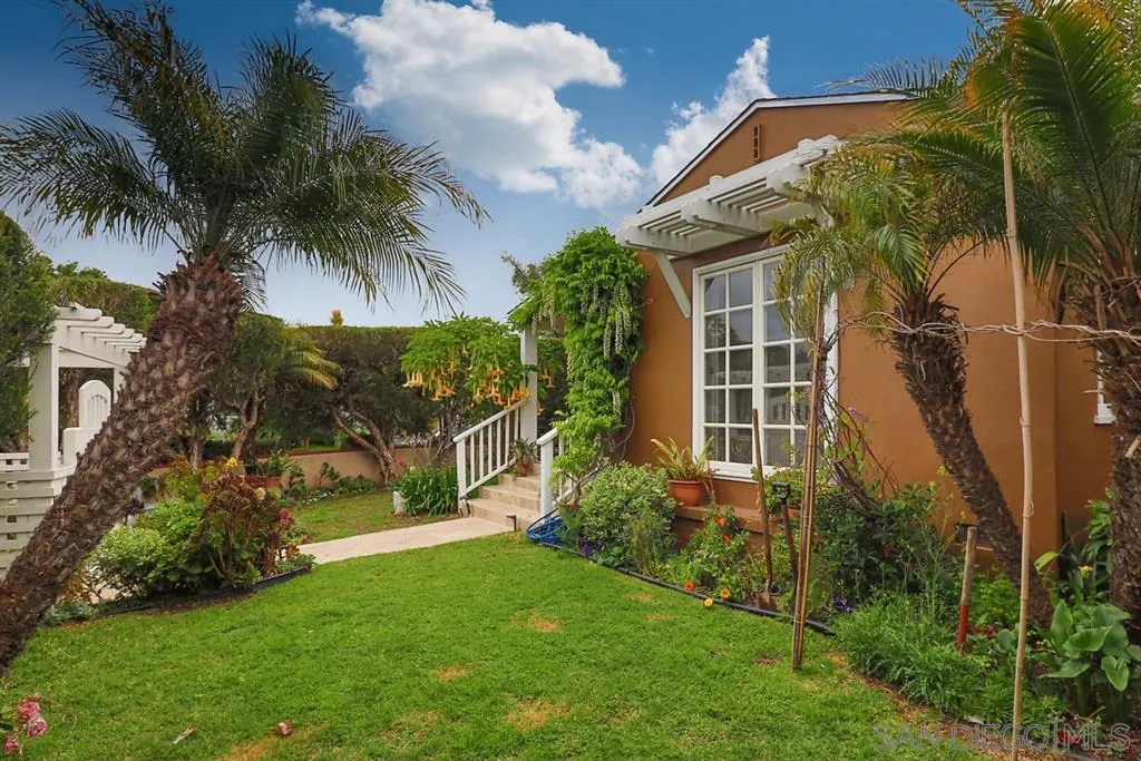 5004 Marlborough Drive San Diego, CA 92116 - Photo 5 of 25 a view of a yard in front of a house