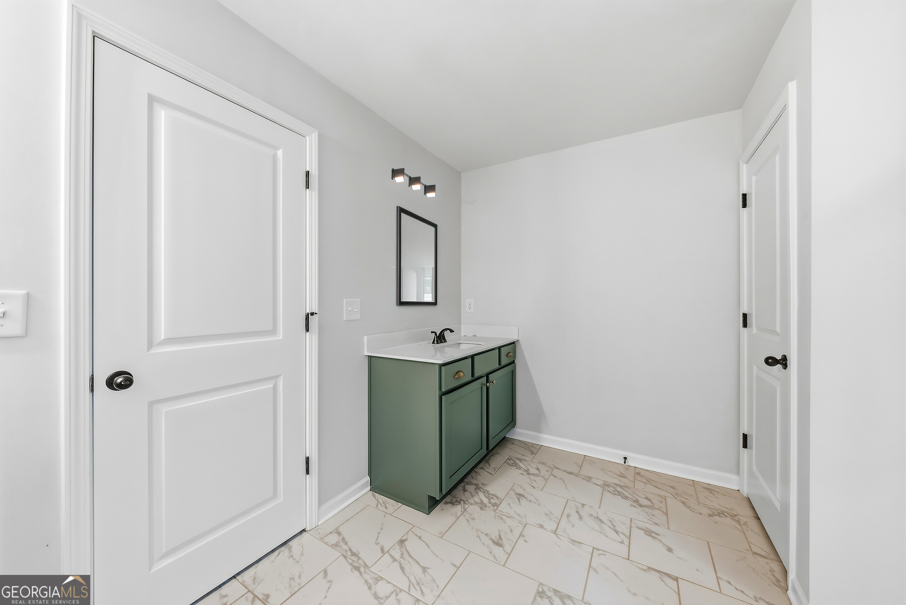 75 Oak Ridge Drive, Unit 4 Pine Mountain, GA 31822 - Photo 26 of 41 a room that has a sink and a mirror