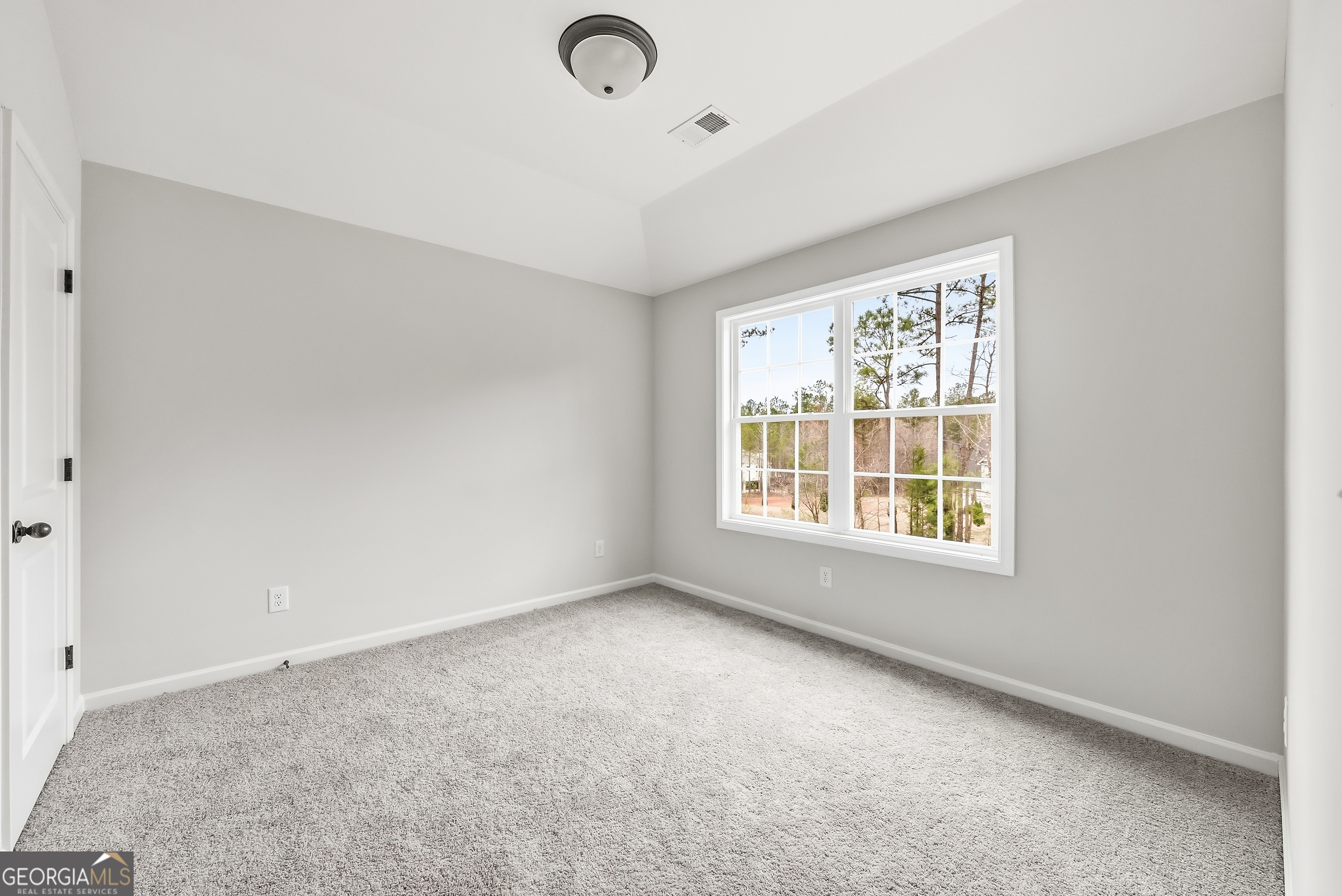75 Oak Ridge Drive, Unit 4 Pine Mountain, GA 31822 - Photo 34 of 41 an empty room with a window