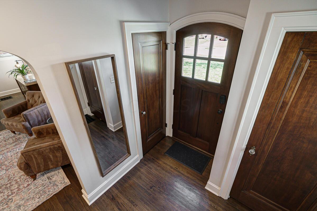 150 South Cassingham Road Columbus, OH 43209 - Photo 8 of 52 fOYER