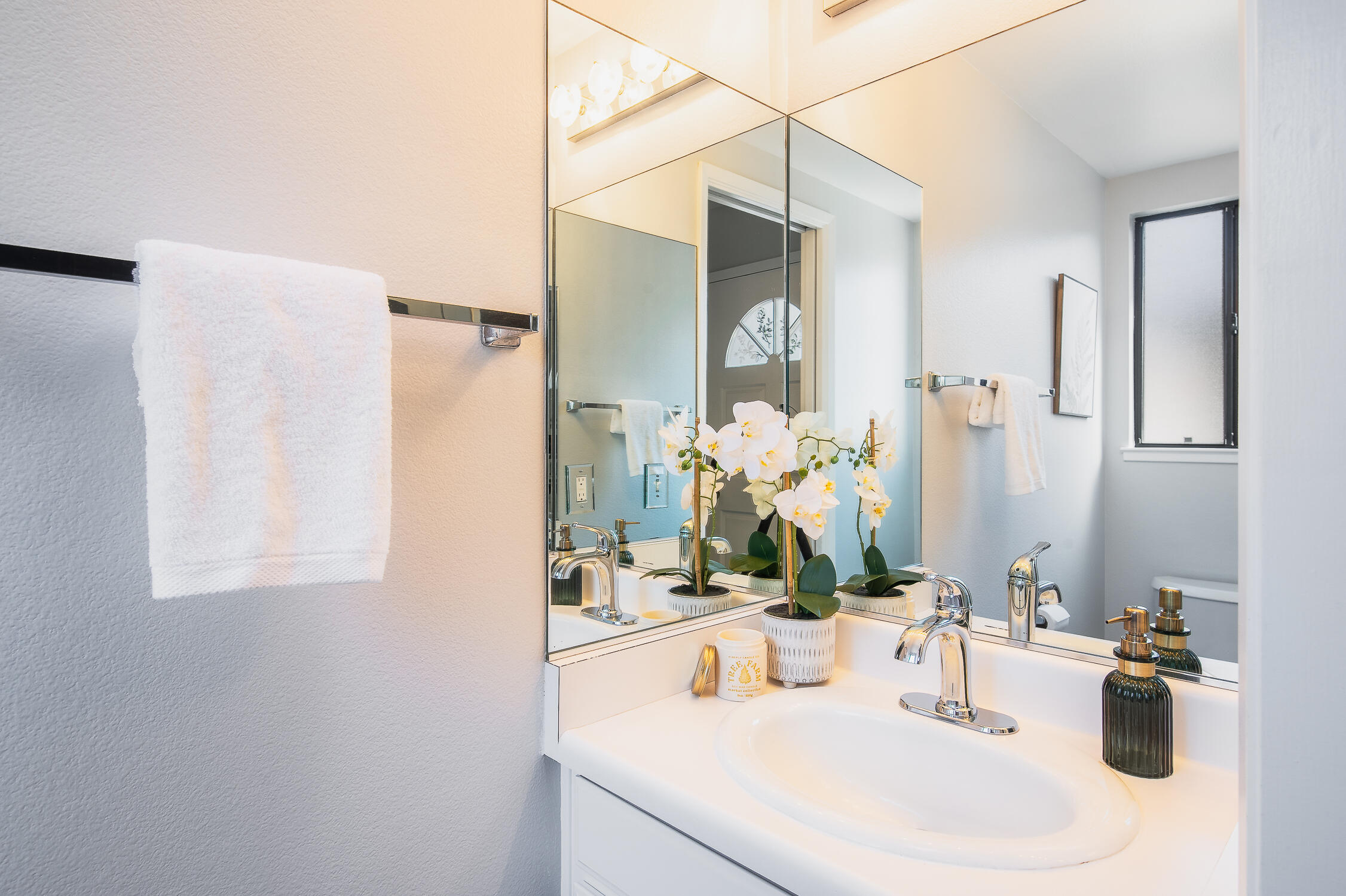 4344 Modoc Road, Unit 2 Santa Barbara, CA 93110 - Photo 15 of 28 a bathroom with a sink and a mirror