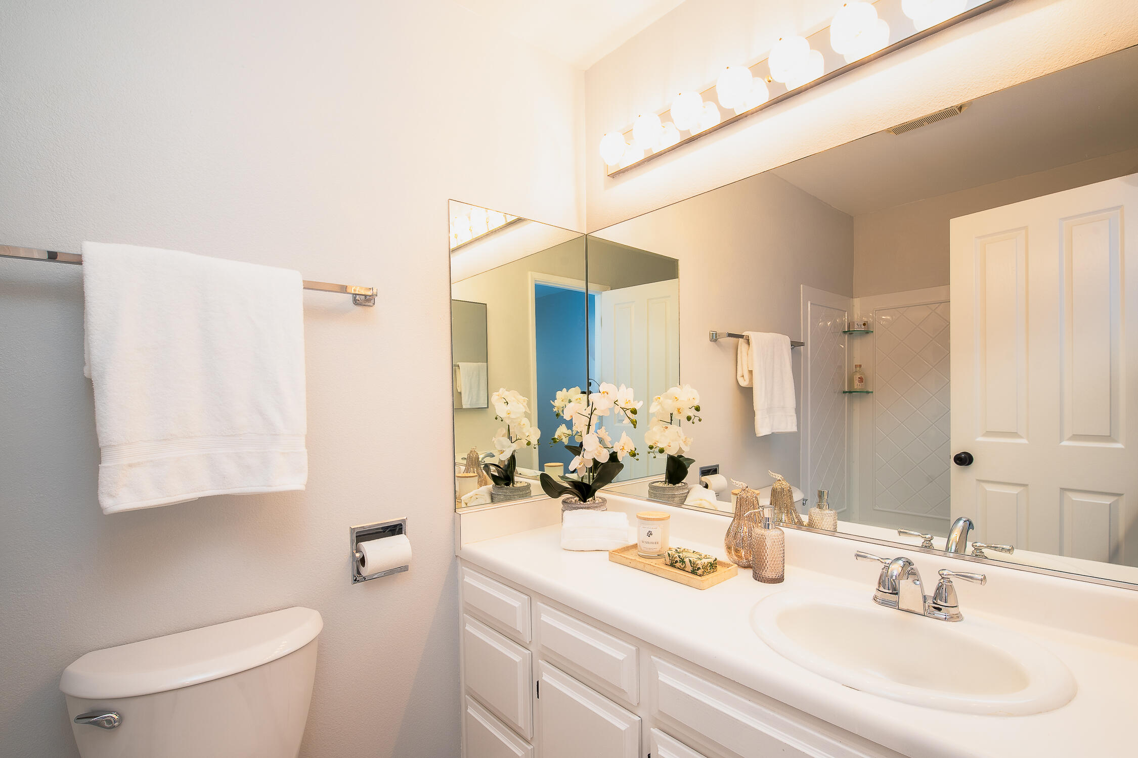 4344 Modoc Road, Unit 2 Santa Barbara, CA 93110 - Photo 20 of 28 a bathroom with a sink a toilet and mirror