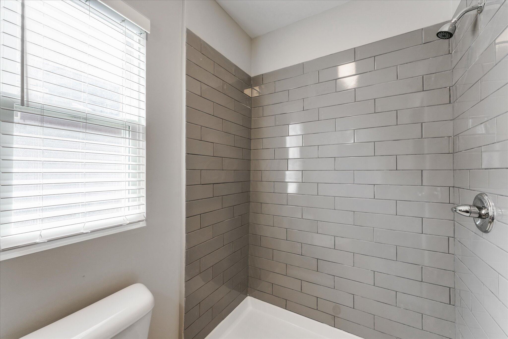 486 Berkeley Road Columbus, OH 43205 - Photo 14 of 19 Full bath 01