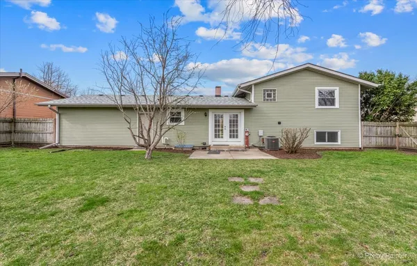 $359,900 | 765 Dartmoor Drive, Crystal Lake, IL 60014