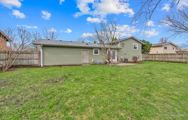 $359,900 | 765 Dartmoor Drive, Crystal Lake, IL 60014