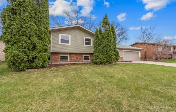 $359,900 | 765 Dartmoor Drive, Crystal Lake, IL 60014