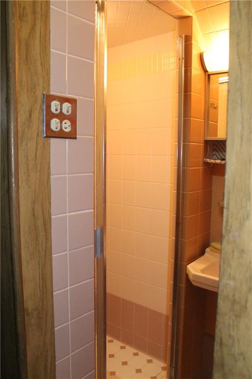 67 Warren Street Pittsburgh, PA 15205 - Photo 29 of 39 a bathroom with a shower