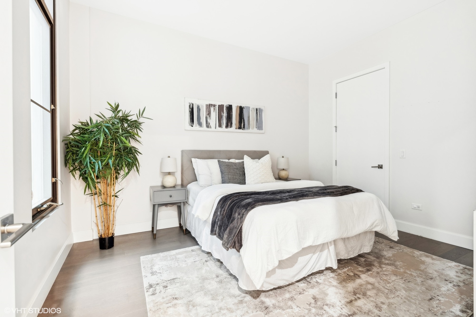 27 North Aberdeen Street, Unit 3N Chicago, IL 60607 - Photo 30 of 35 a bedroom with a bed and a potted plant