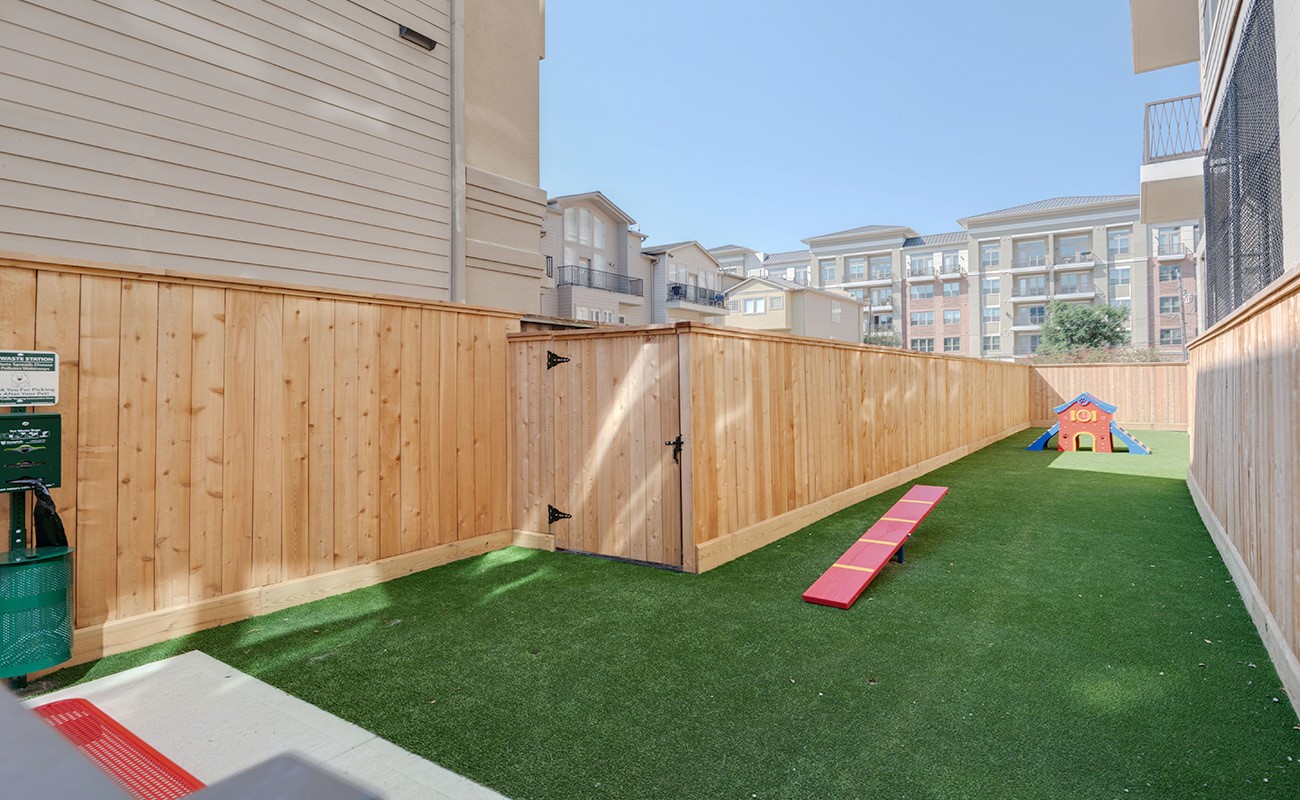 170 Malone Street, Unit 3407 Houston, TX 77007 - Photo 16 of 26 a view of a backyard with a wooden fence