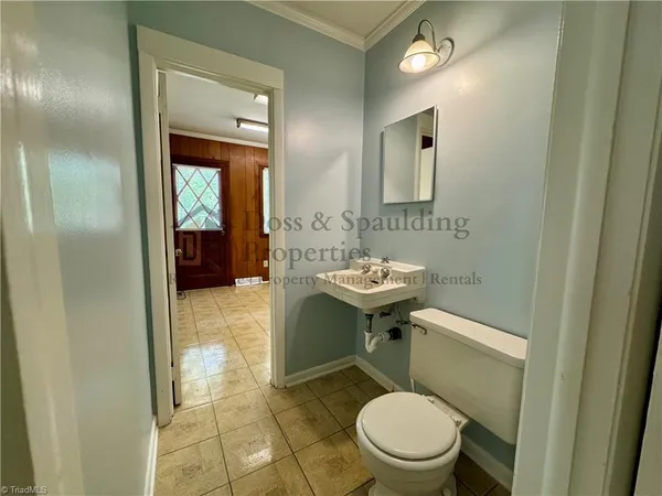 $1,925 | 2210 West Friendly Avenue, Greensboro, NC 27403