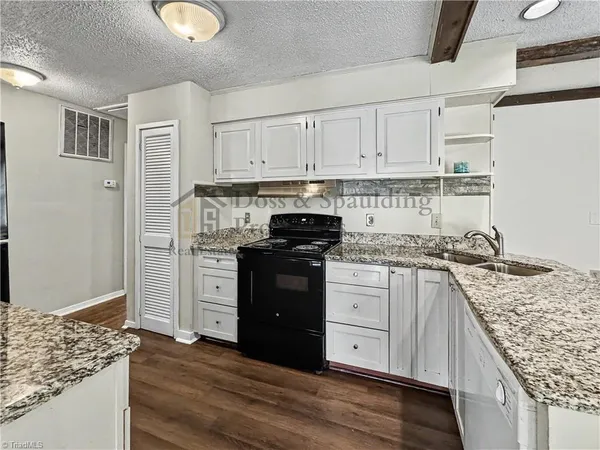 $1,925 | 2210 West Friendly Avenue, Greensboro, NC 27403