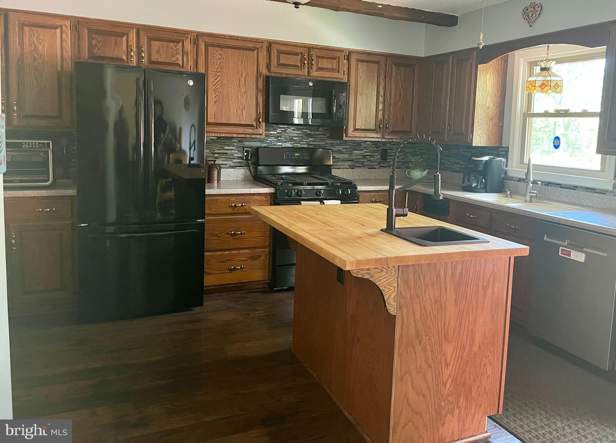 6180 Evergreen Mountain Road Broad Run, VA 20137 - Photo 3 of 23 Kitchen with Island
