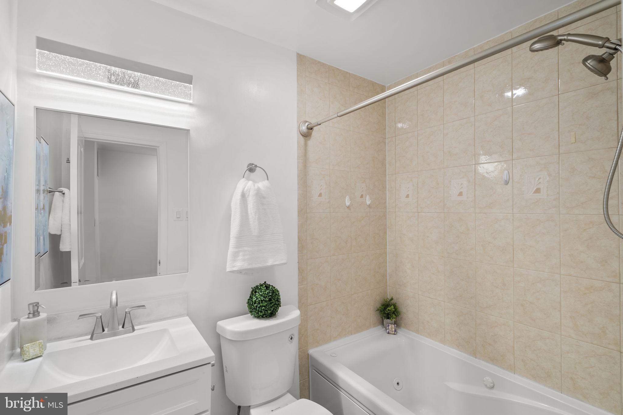 6620 Burlington Place, Unit 6620 Springfield, VA 22152 - Photo 21 of 31 Full Bathroom
