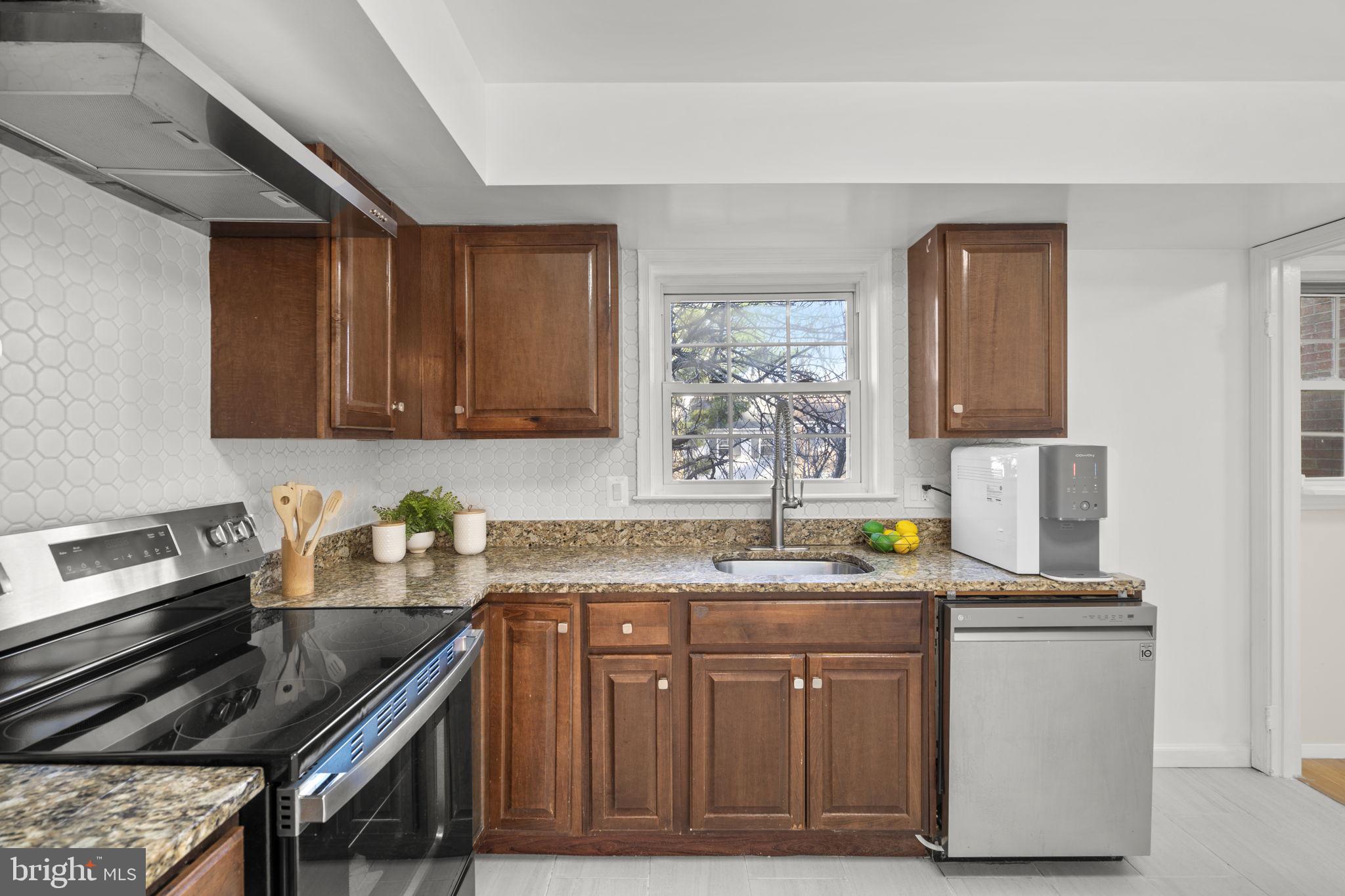 6620 Burlington Place, Unit 6620 Springfield, VA 22152 - Photo 9 of 31 Kitchen