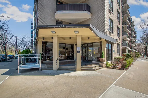 $239,999 | 1874 Pelham Parkway South, Unit 4A | Pelham Bay