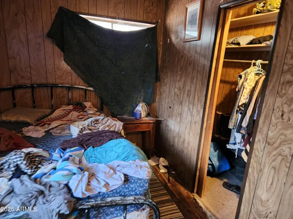 a view of a backyard with pathway