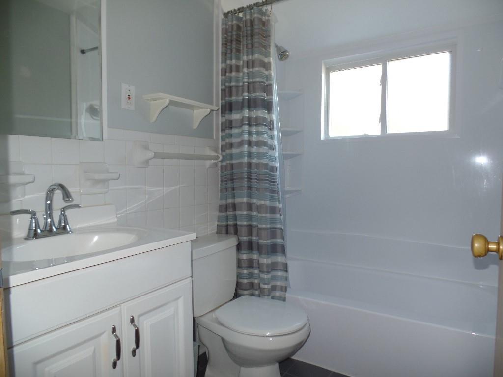425 Kurt Drive Pittsburgh, PA 15243 - Photo 35 of 43 a bathroom with a sink a toilet and a bathtub