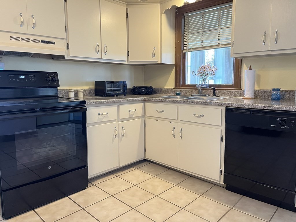 305 Thompson Road Webster, MA 01570 - Photo 5 of 21 Gallery Image 5