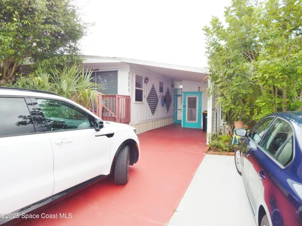 a view of entryway with a front door
