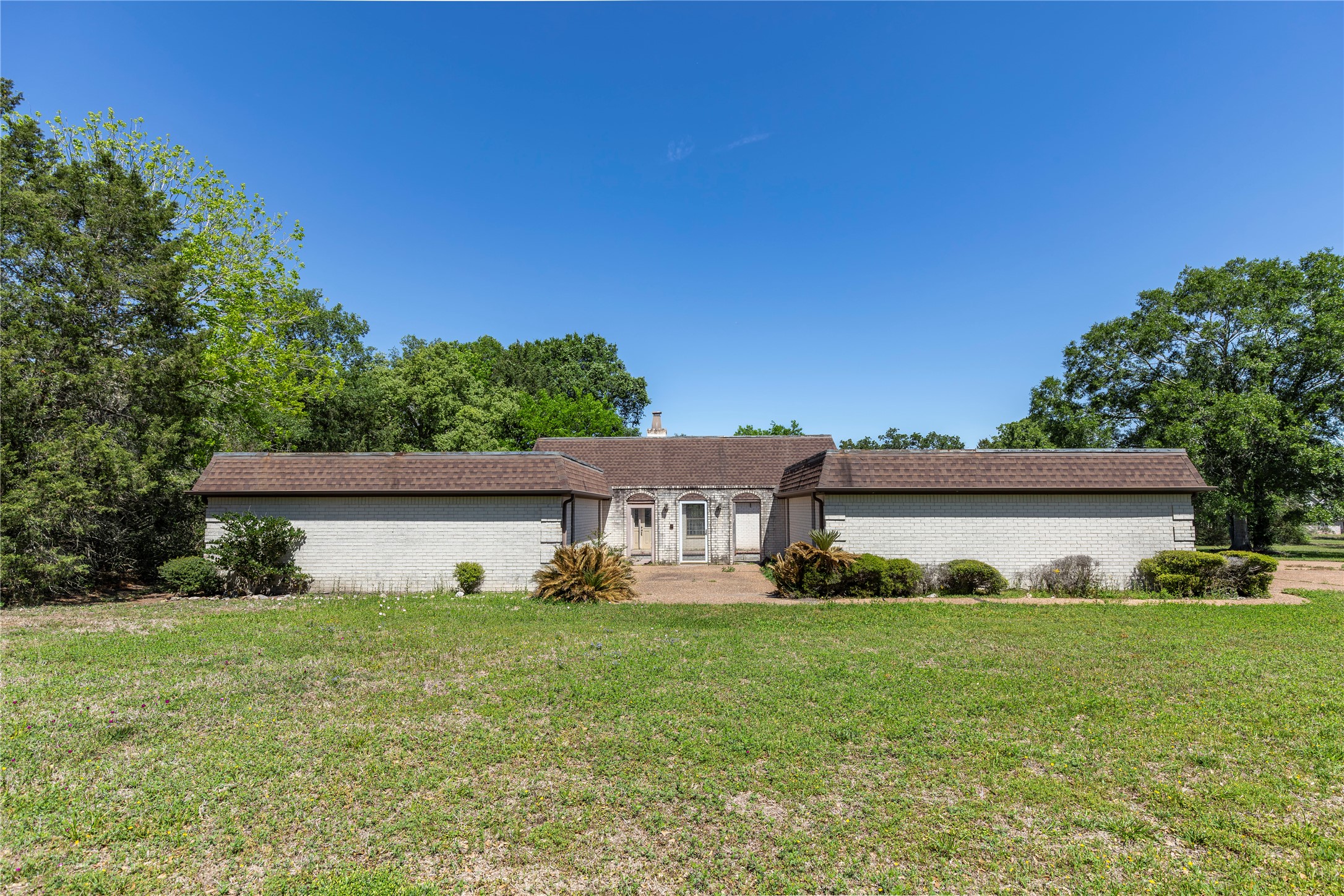 119 Heritage Trail Bellville, TX 77418 - Photo 7 of 20 a front view of a house with garden
