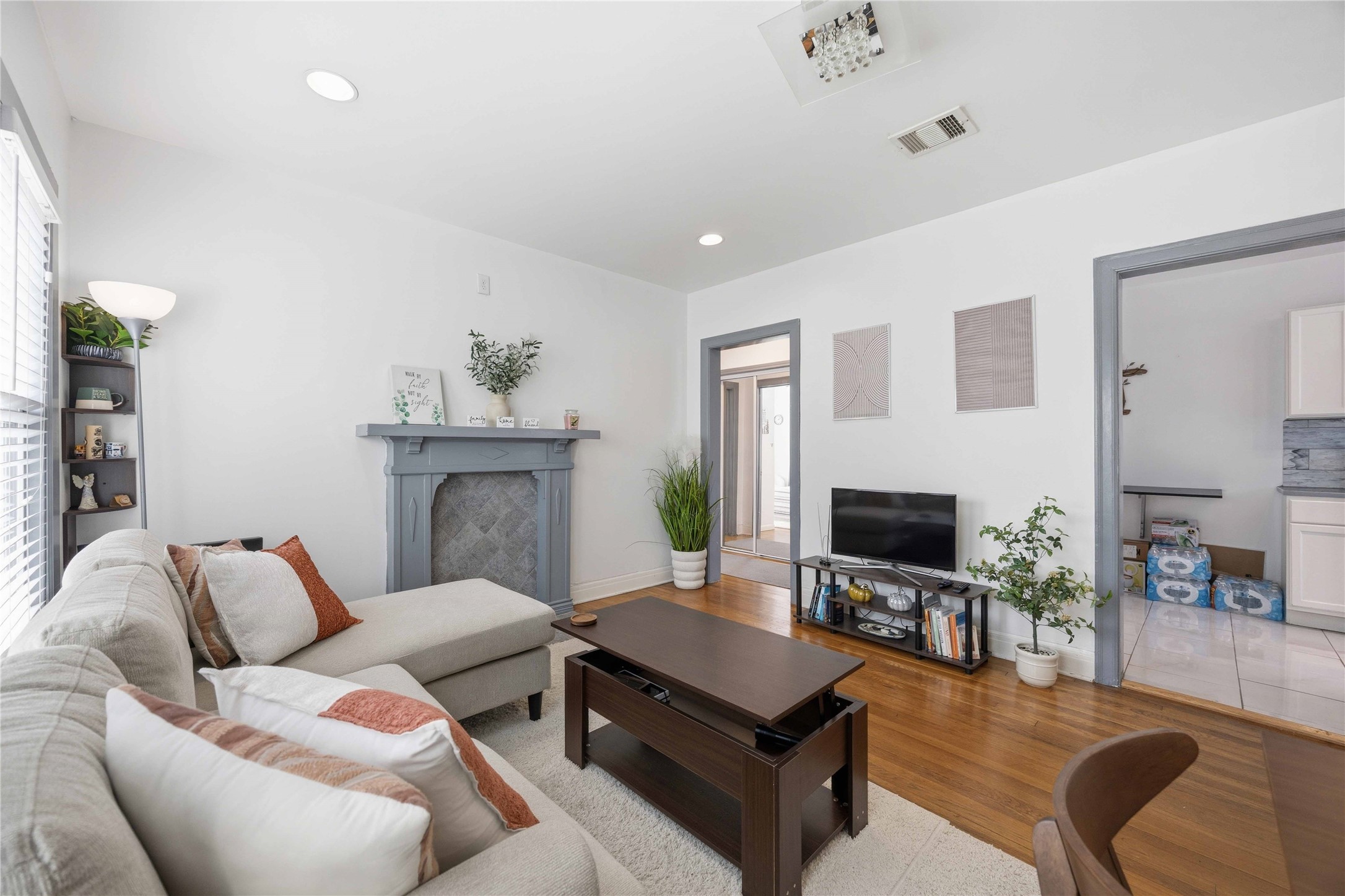 1546 Lombardy Street, Unit B Houston, TX 77023 - Photo 4 of 19