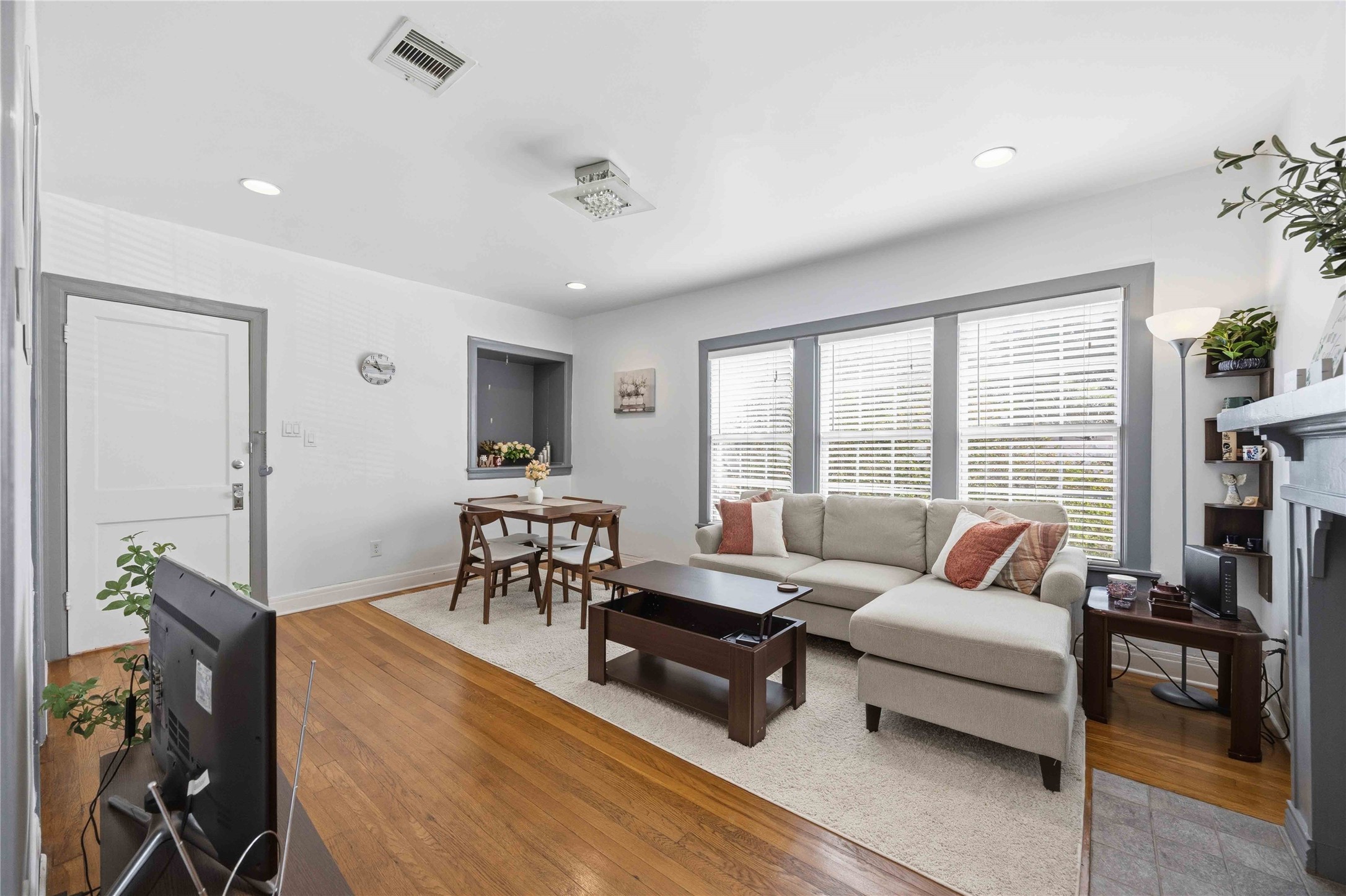 1546 Lombardy Street, Unit B Houston, TX 77023 - Photo 5 of 19