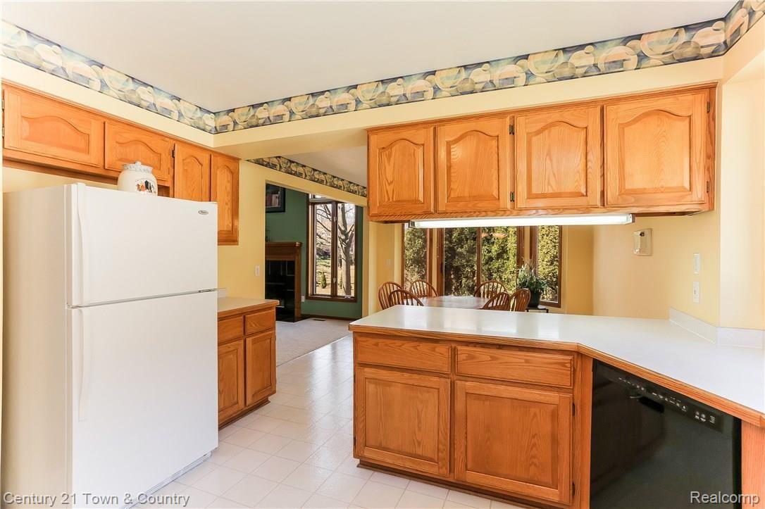 961 River Mist Drive Rochester, MI 48307 - Photo 13 of 56 013-Kitchen-3907898-large.jpg