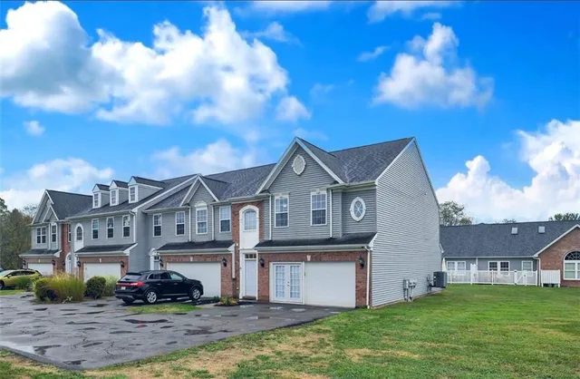 $275,000 | 449 Country Club Drive, Unit 8, Ellwood City, PA 16117