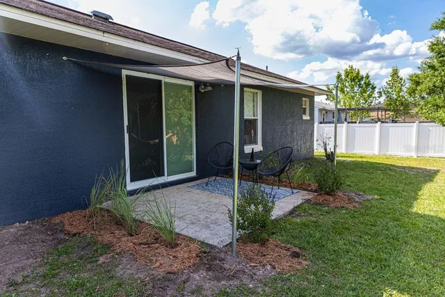a view of a house with backyard and porch