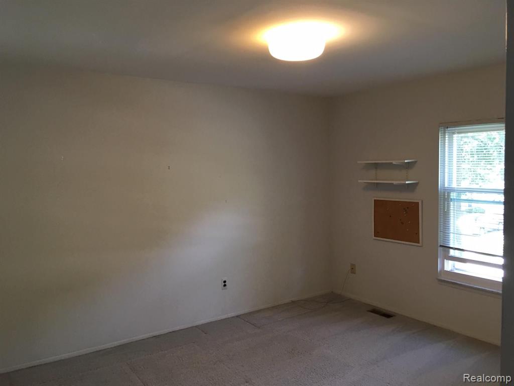 5901 Cromwell Road West Bloomfield, MI 48322 - Photo 19 of 26