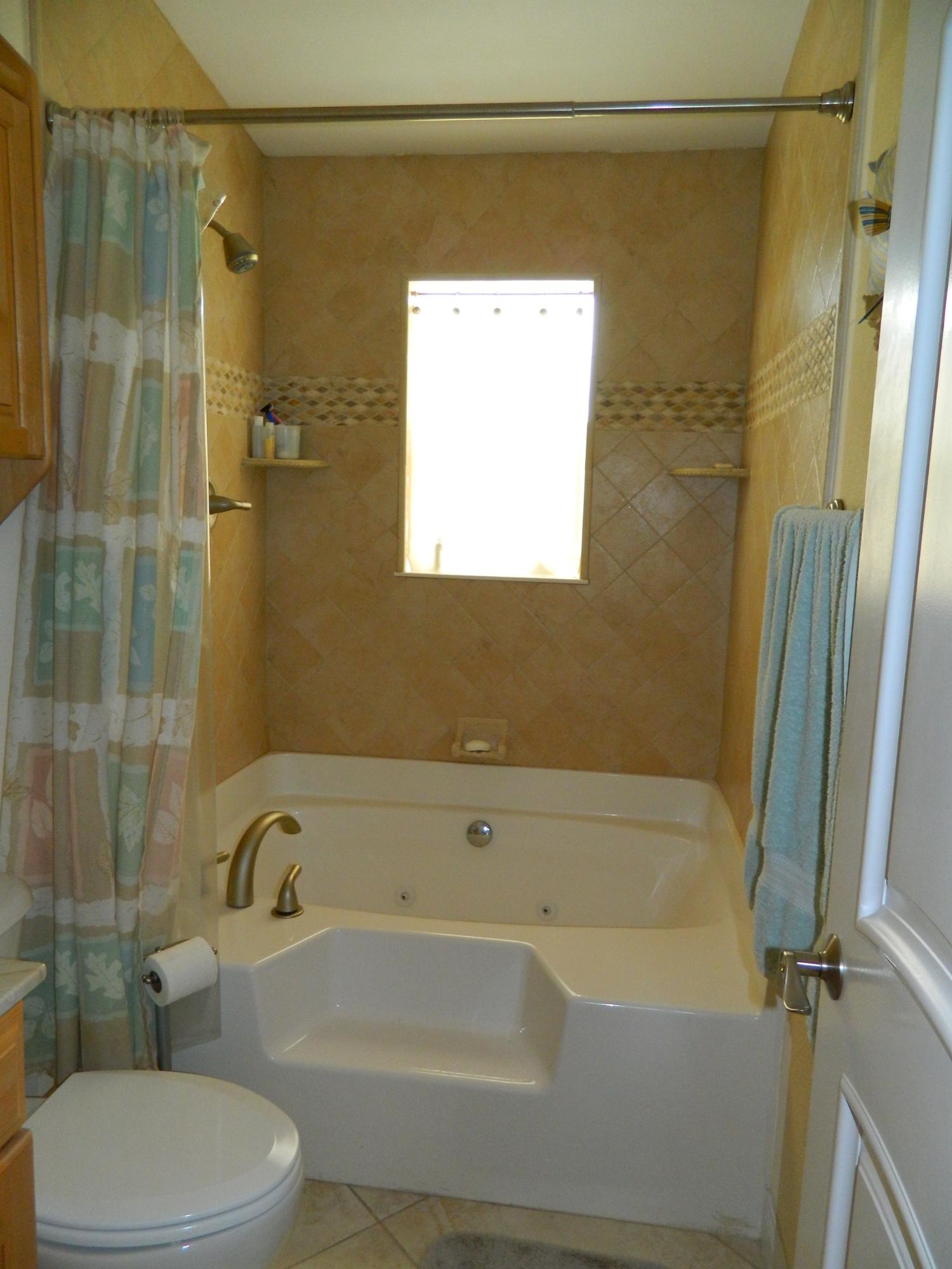 28568 John Silver Road Summerland Key, FL 33042 - Photo 19 of 28 Guest Bath With Jaccuzi Tub