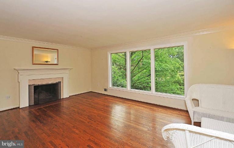 2310 Windsor Road Alexandria, VA 22307 - Photo 2 of 26 Living Room
