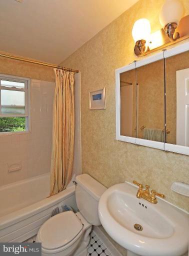 2310 Windsor Road Alexandria, VA 22307 - Photo 19 of 26 Bath #2