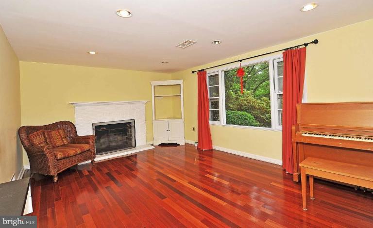 2310 Windsor Road Alexandria, VA 22307 - Photo 7 of 26 Family Room