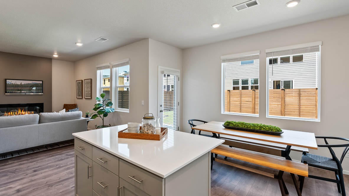 61175 Southeast Splendor Lane Bend, OR 97702 - Photo 9 of 35 009 kitchen and dining