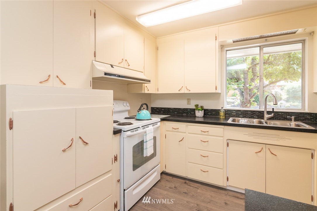 17811 110th Avenue Southeast Renton, WA 98055 - Photo 9 of 24 Gallery Image 9