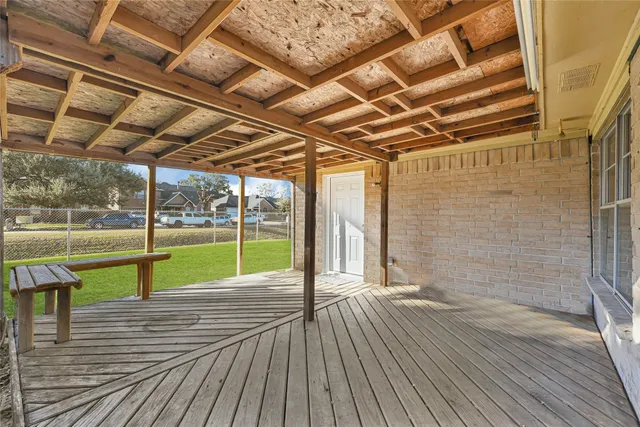 a view of a house with yard